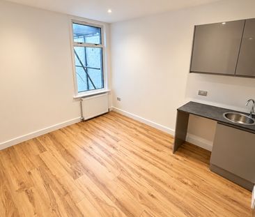 6 Bed Terraced House, Warwick Road, N11 - Photo 3
