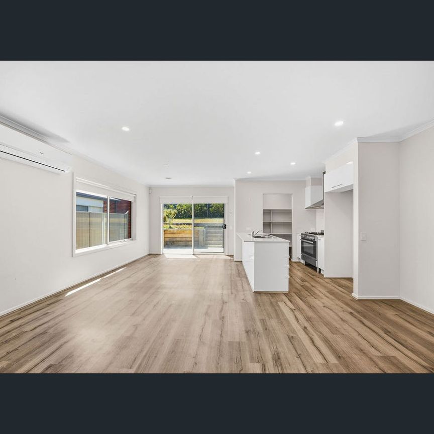 Modern three-bedroom townhouse minutes from the CBD - Photo 1