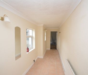 3 bedroom terraced house - Photo 2