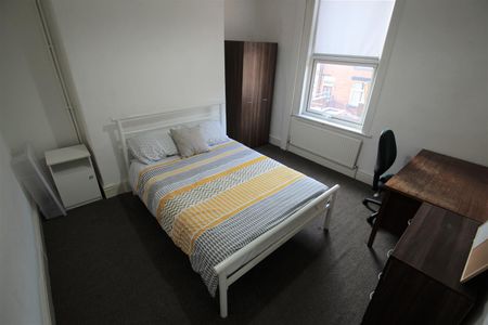 Burley Lodge Road, Hyde Park, LS6 1QP, Leeds - Photo 3