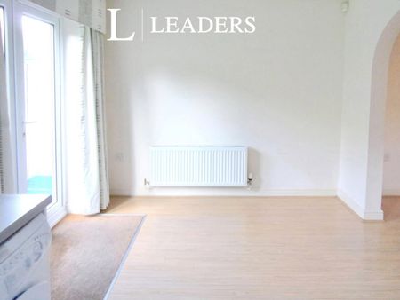 3 bedroom house to rent Willow Gardens, Sutton-in-Ashfield, Nottinghamshire, NG17 - Photo 2