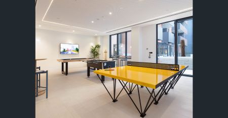 Spacious Unfurnished 3-Bedroom Apartment – Kensington - Photo 2