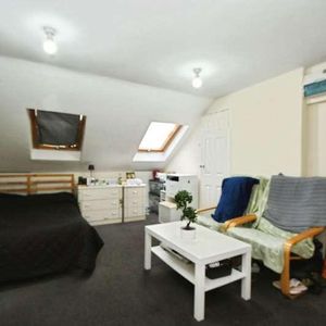 Cecil Road, Hounslow, TW3 - Photo 2