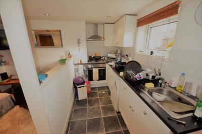 7 bedroom House in & Knowle Road, Leeds - Photo 5