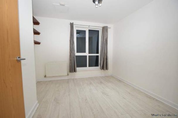 2 bedroom property to rent in Addlestone - Photo 1