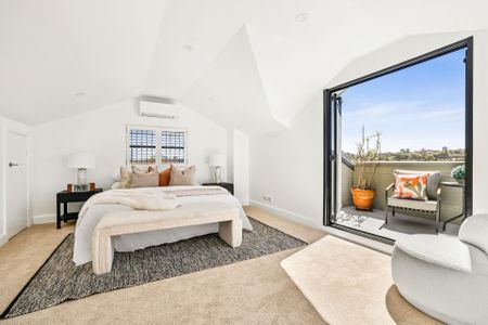 Elevated views, newly renovated and just 400m to ferry - Photo 5
