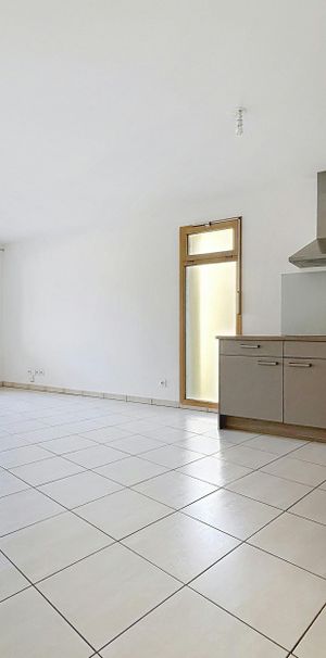 Lyon 7ème : Idéalement situé T3 avec cuisine aménagée, balcon, cave et parking - Photo 1