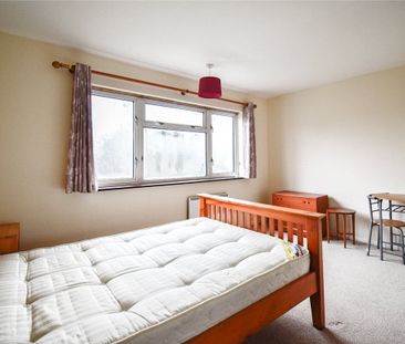 Well presented 2 bedroom mid-terraced house situated just to the no... - Photo 3