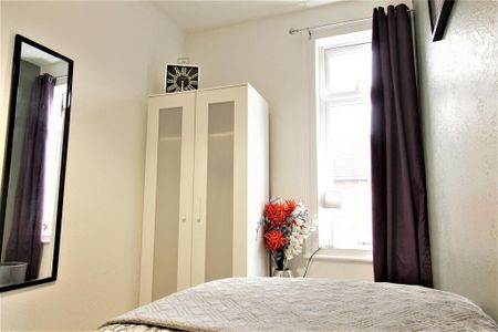 1 bedroom in a house share to rent - Photo 3