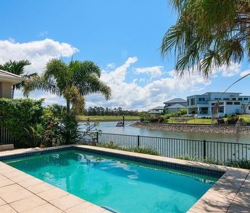 Spacious Waterfront Family Home in Helensvale! - Photo 3