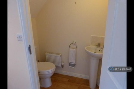 3 bedroom semi-detached house to rent - Photo 5