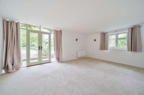 Shipton-u-wychwood, Oxfordshire, OX7 - Photo 1