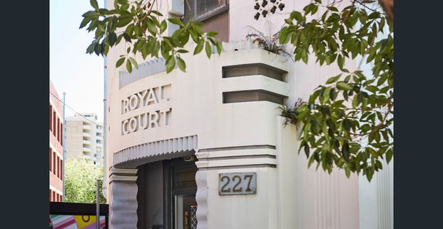 Unfurnished Art Deco apartment - Photo 1