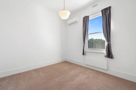 Beautiful balance of classical and contemporary - Photo 3