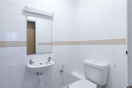 Three bedroom, two bathroom apartment, located close to Edgeware Road and Marble Arch. - Photo 5