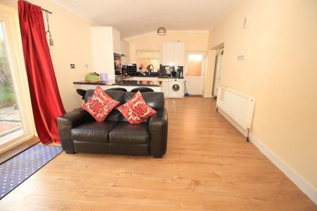 5 bedroom end of terrace house to rent - Photo 4