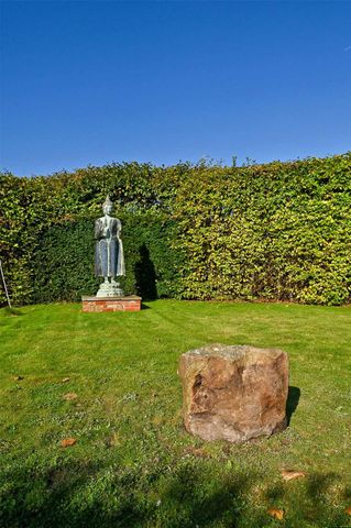 A superb opportunity to rent this excellent country house. Nestled in the Lambourn Valley; one of the largest centres of racehorse training in England. Long and short term options available. - Photo 2