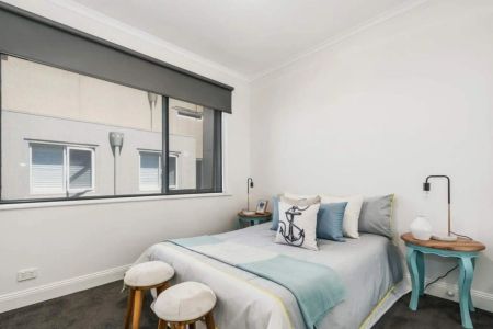 Massive retro beach apartment of house-sized proportions featuring an ultra-vogue renovation - Photo 4