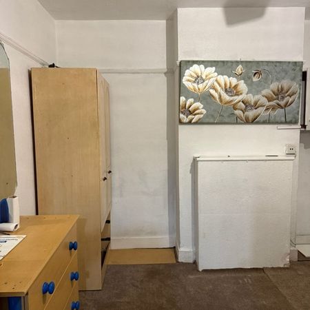 Room in a Shared Flat, Green Lane, IG3 - Photo 3