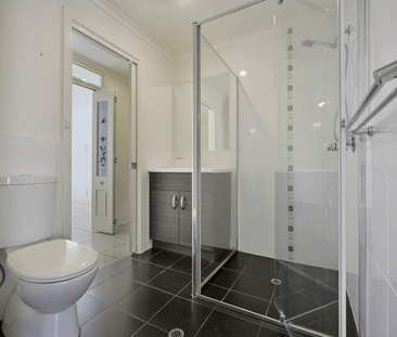 3 Bedroom and 3 Bathroom House for Rent in Whyalla Norrie - Photo 5