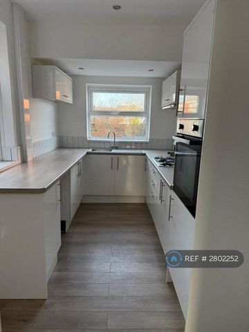 3 bedroom semi-detached house to rent - Photo 2