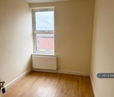 4 bedroom end of terrace house to rent - Photo 3