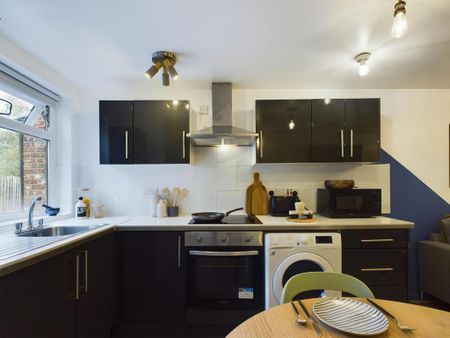 3 bedroom flat to rent - Photo 5