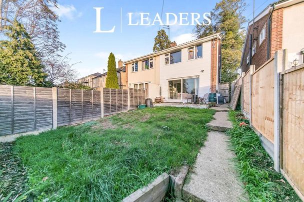 3 bedroom end of terrace house to rent - Photo 1