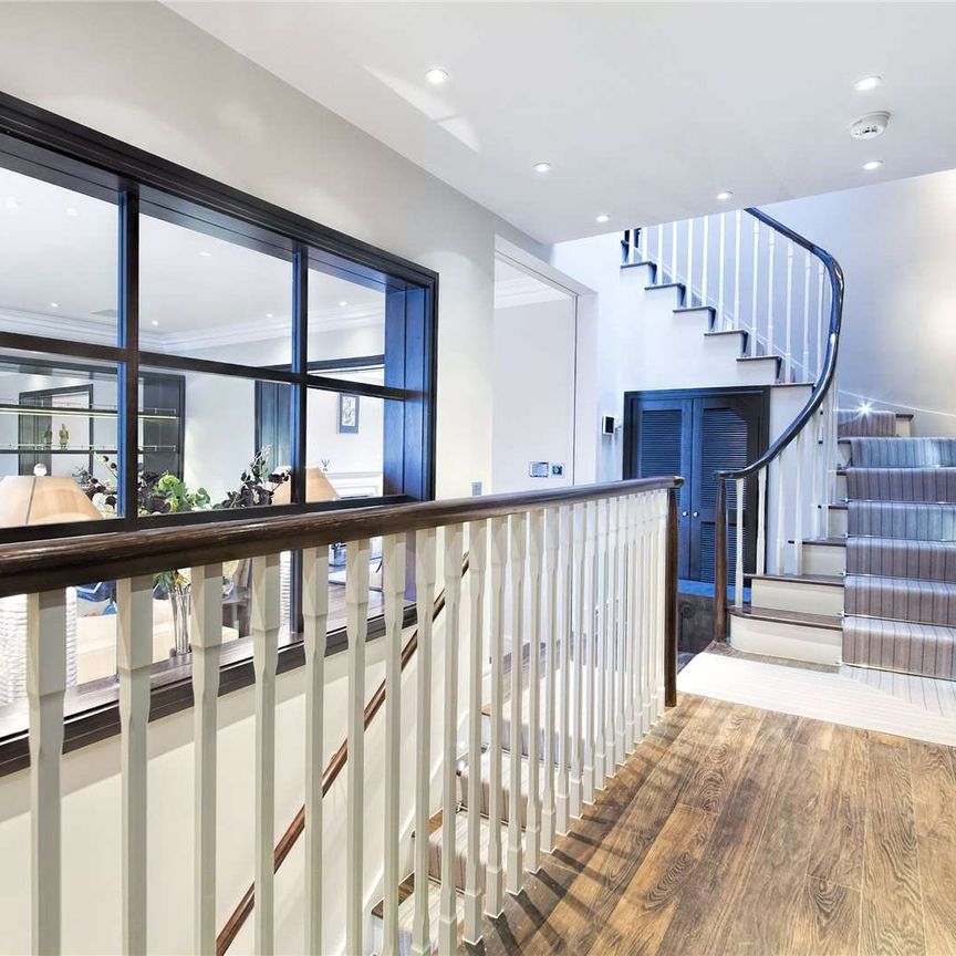 A beautifully refurbished penthouse apartment with direct lift access situated mid terrace along Eaton Place boasting a stunning private roof terrace. - Photo 1