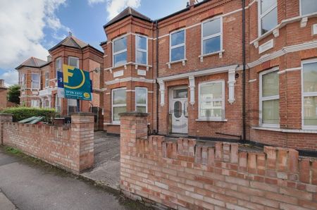 1 Bedroom Flat - Photo 2