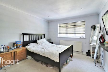 1 bedroom in a house share to rent - Photo 2