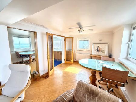 8 Esplanade, Exmouth - Photo 3