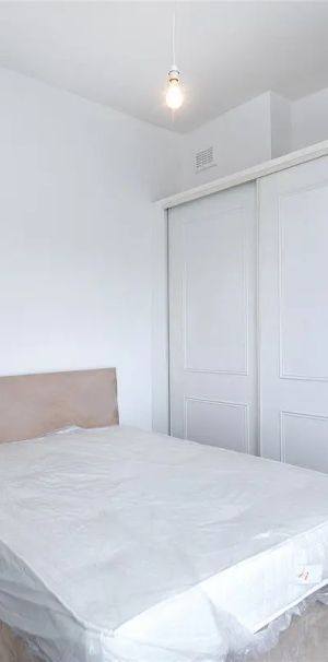 1 bedroom flat in London - Photo 1