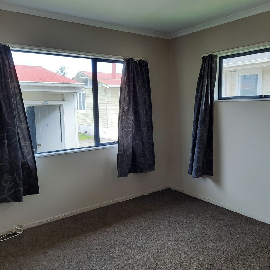 Kelston, Auckland - Photo 1