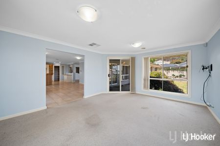 Spacious 4 Bedroom Ensuite Jerrabomberra Home - Photo 2