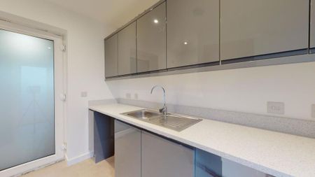 4 bedroom semi-detached house to rent - Photo 5