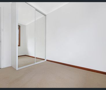 EASY-CARE FAMILY HOME IN PRIME LOCATION! - Photo 6