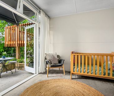 Timeless family home with blissful garden sanctuary - Photo 3