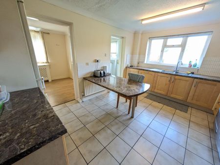 6 bedroom detached house to rent - Photo 3