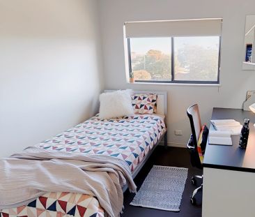 Six Bedrooms Poolside - Photo 3