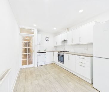 2 bedroom Maisonette in Feltham Hill Road, Ashford - Photo 2