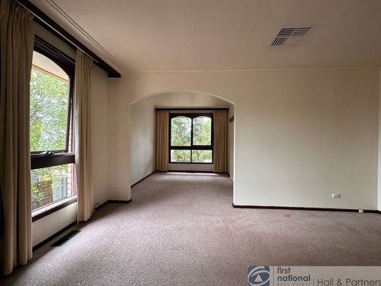 42 William Perry Close, Endeavour Hills - Photo 1