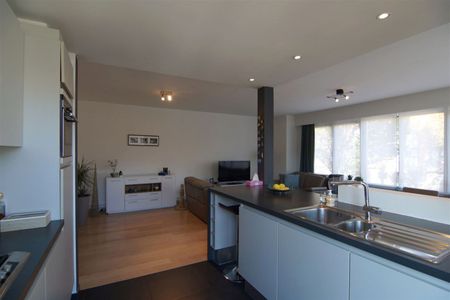 Modern en trendy appartement met terras op de 1ste verdieping, op centrale locatie. - Photo 2