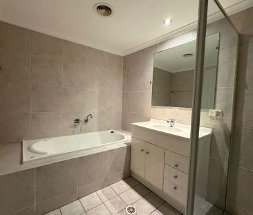 “Refreshed Large Three Bedroom Apartment with Expansive Entertainin... - Photo 6
