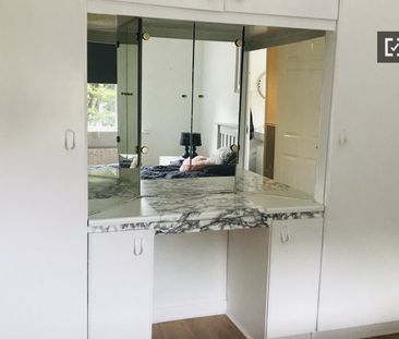 Cosy room in 5-bedroom house in Sandyford, Dublin - Photo 5