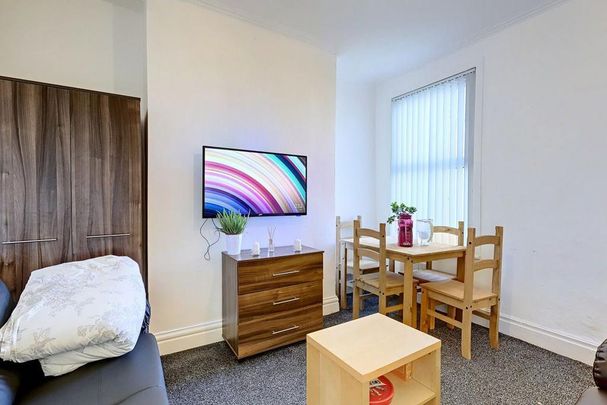 4 bedroom property to rent - Photo 1