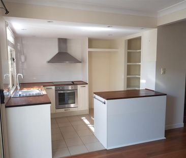 Beautifully Presented Townhouse in Resort‑Style Estate - Photo 2