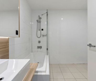 Light Filled Modern Two Bedroom Apartment With Air Conditioning & S... - Photo 5