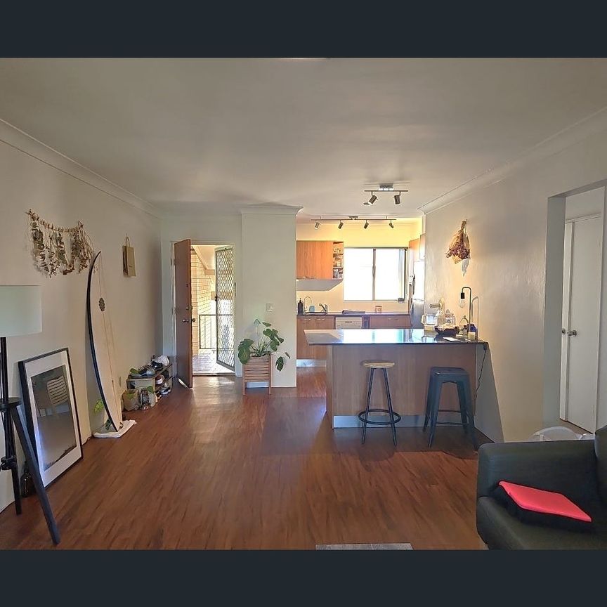 Cosy 2 Bedroom in 'Burleigh Shores' - Photo 1