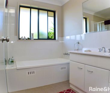 Modern 4-bedroom fully furnished family home - Photo 1